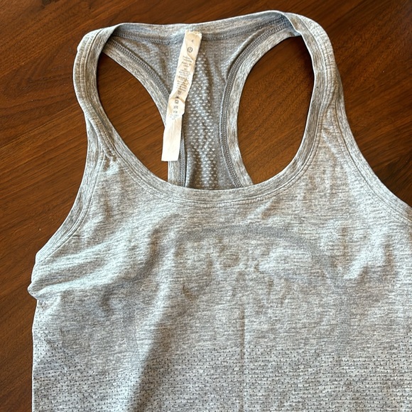 Lululemon tank top size 4 - Picture 3 of 3